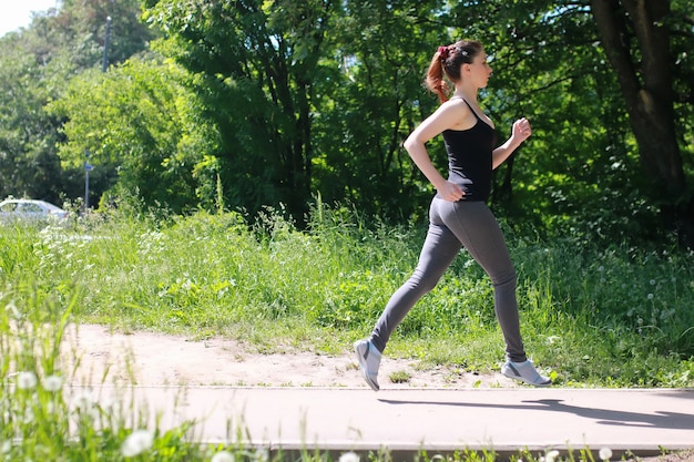 Frauensport laufen im Park im Freien