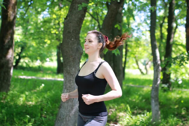 Frauensport laufen im Park im Freien