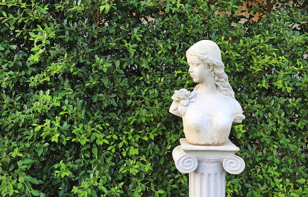 Foto frauenstatue im garten mit kopienraum. wandblatt im naturpark.