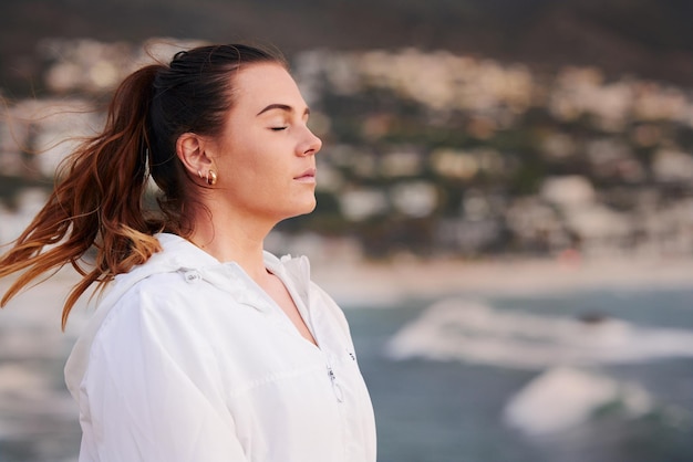 Frauenstrand und Entspannungsmeditation oder Denken mit geschlossenen Augen für ruhige psychische Gesundheit, Freiheit, Reisen und Achtsamkeit