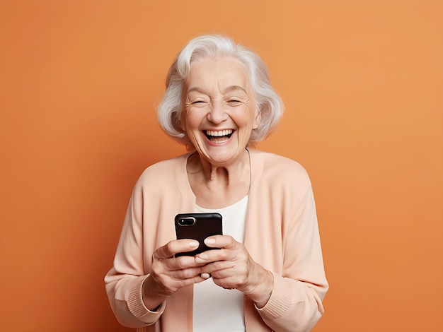 Frauentag schöne ältere Frau lächelt und lacht mit ihrem Telefon gegen einen orangefarbenen Hintergrund