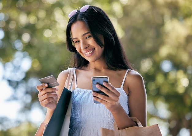 Frauentelefon und E-Commerce mit Kreditkarte für Online-Shopping-Verkauf oder Rabatt im Internet Mädchen-Einzelhandelstherapie und E-Commerce im Sommer mit Smartphone-Webshop oder Bank-App-Technologie in Los Angeles