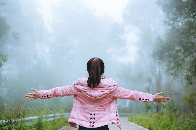 Frauentourist auf Berg mit Nebel.