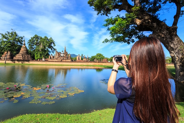 Frauentourist machen ein Foto in historischem Park Sukhothai