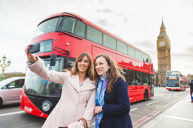 Frauentouristen, die ein selfie bei Big Ben in London nehmen