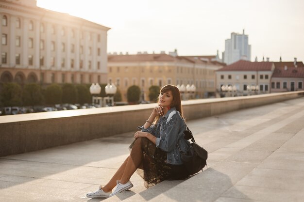 Frauentouristin im Hipster-Outfit auf der Stadtstraße an einem Sommertag, Sommermode