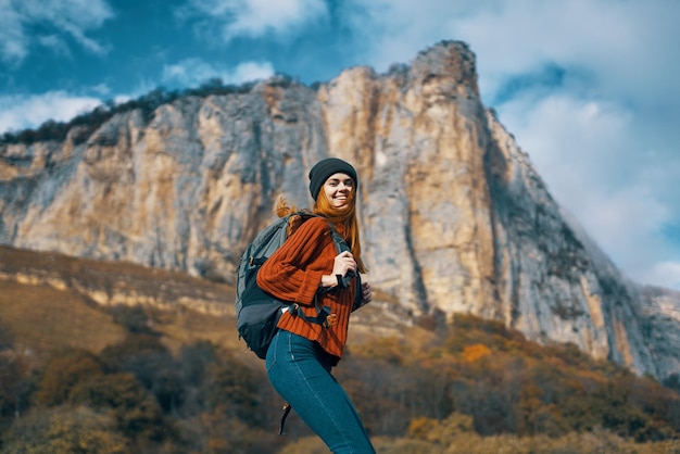 Frauentouristin mit Rucksack auf Naturherbstjahresreise