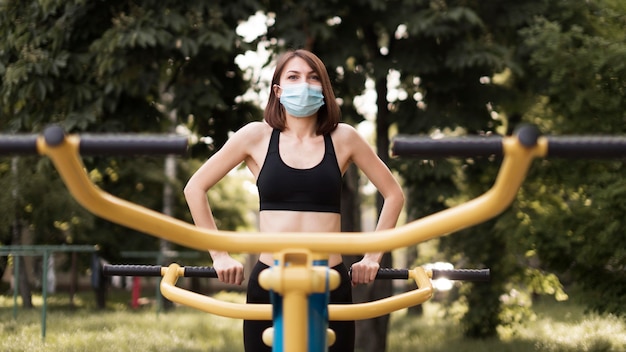 Foto frauentraining mit einer medizinischen maske