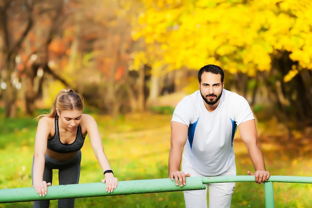 Frauentraining mit Personal Trainer im Park