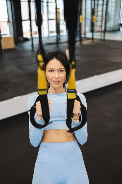 Frauentraining mit Trx Straps im Fitnessstudio