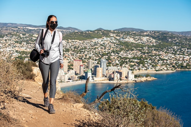 Frauentrekking entlang des Peñon de Ifach-Weges in Calpe, mit Blick auf das Mittelmeer.