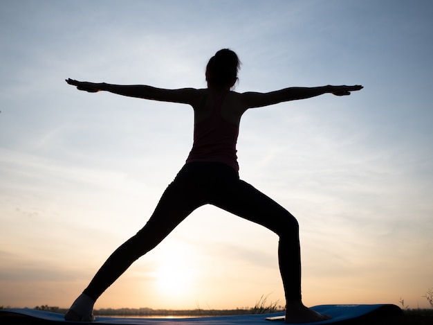 Frauenübung mit Yoga