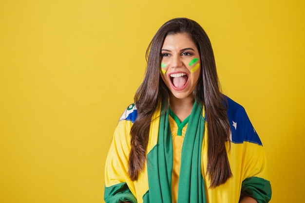 Frauenunterstützer der brasilianischen Fußballweltmeisterschaft 2022 mit brasilianischer Flagge als Deckung Screaming Goal