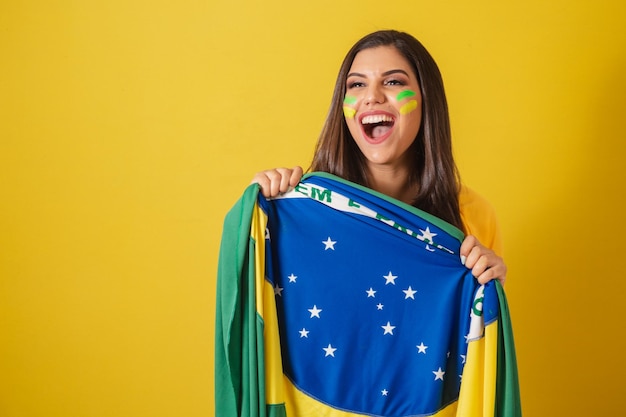 Frauenunterstützer der Fußball-Weltmeisterschaft Brasilien 2022 mit Fahnenschwenksieg