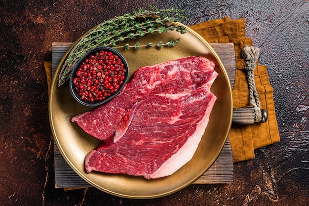 Freah Raw Cap Rump Beef Steak in einem Teller mit Thymian Top Lendensteak Dunkler Hintergrund Ansicht von oben