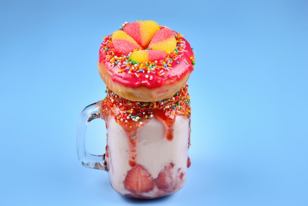 Freakshake Batido extremo con fresa, dulces de gelatina, rosquilla.