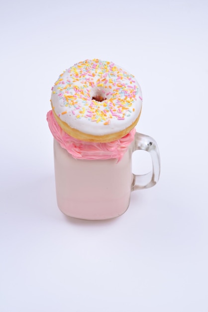 Foto freakshake de morango rosa com marshmallow e doces