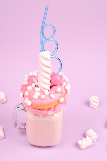 Freakshake de morango rosa com marshmallow e doces