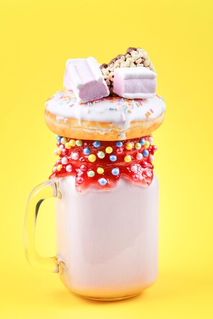 Freakshake de morango rosa com marshmallow e doces