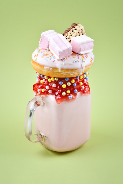 Freakshake de morango rosa com marshmallow e doces.