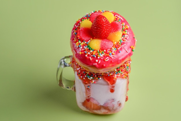 Freakshake Extreme batido con donut de dulces de gelatina de fresa