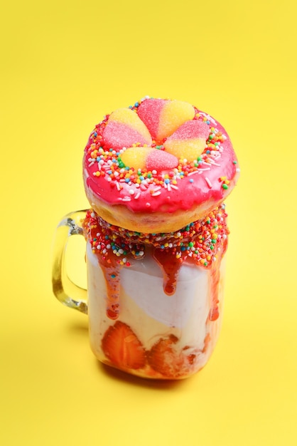 Freakshake. Extremer Milchshake mit Erdbeere, Geleebonbons, Donut.