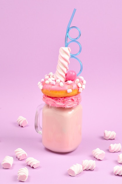 Freakshake de fresa rosa con malvaviscos y dulces.