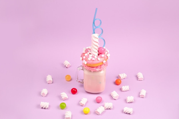 Freakshake de fresa rosa con malvaviscos y dulces.