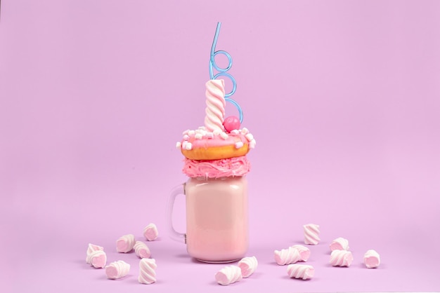 Freakshake de fresa rosa con malvaviscos y dulces