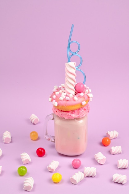 Freakshake de fresa rosa con malvaviscos y dulces