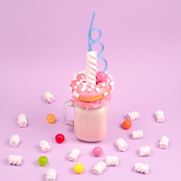 Freakshake de fresa rosa con malvaviscos y dulces