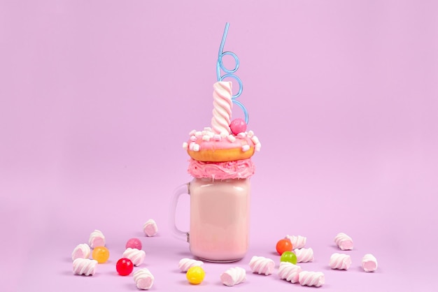 Freakshake de fresa rosa con malvaviscos y dulces