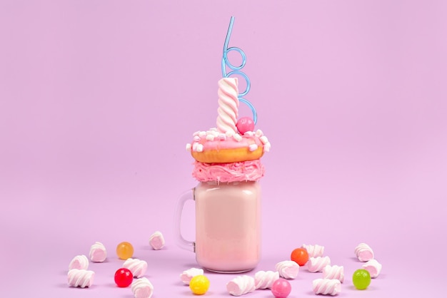 Freakshake de fresa rosa con malvaviscos y dulces