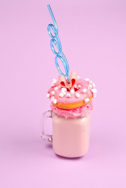 Freakshake de fresa rosa con malvaviscos y dulces