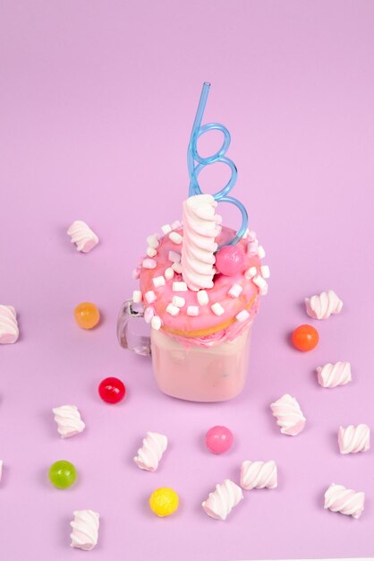 Freakshake de fresa rosa con malvaviscos y dulces