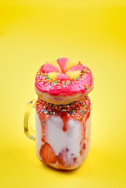 Freakshake. Milkshake extremo com morango, doces de geleia, donut.