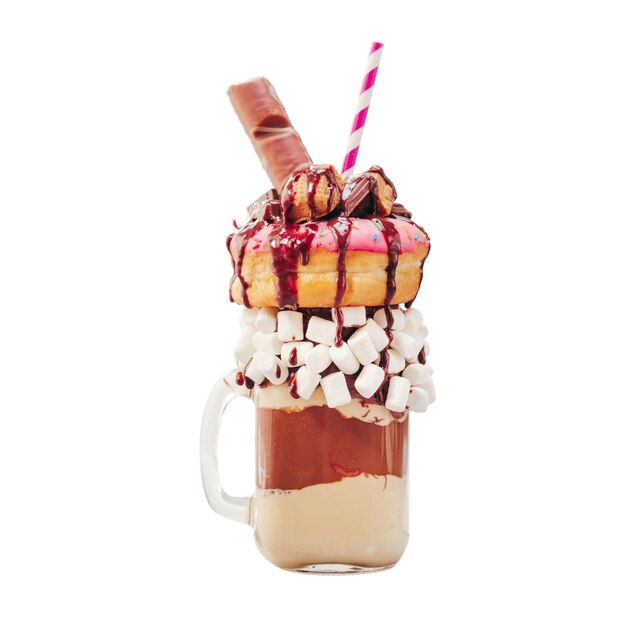 Freakshake mit Donuts, isoliert auf weiss