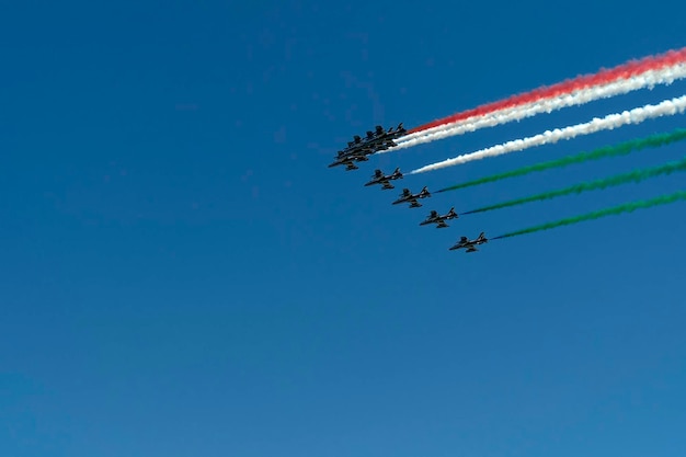 Frecce Tricolori Itália formação de equipe de voo acrobático bandeira italiana vermelho branco e fumaça verde