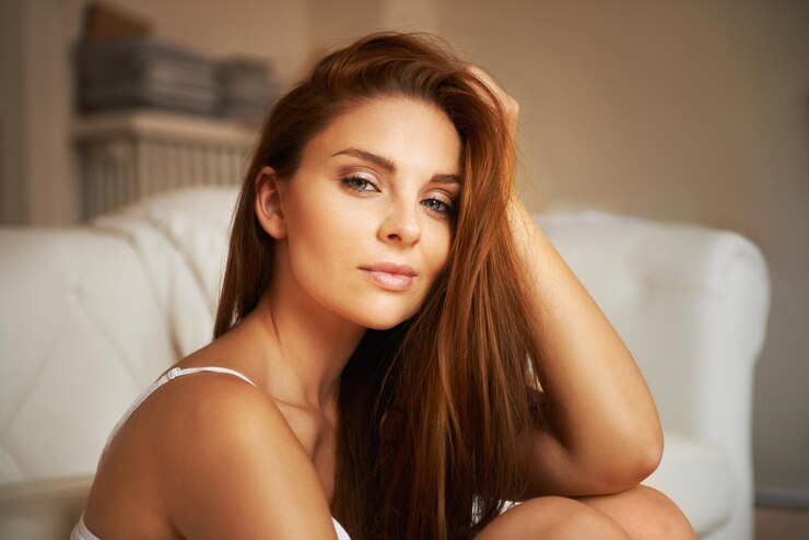 Foto frech und sexy porträt einer sexy frau, die sich hinsetzt