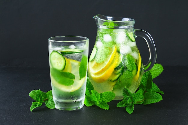 Freches Wasser. Frisches kühles Wasser mit Gurke, Zitrone, Ingwer und Minze. Detox und Gewichtsverlust.