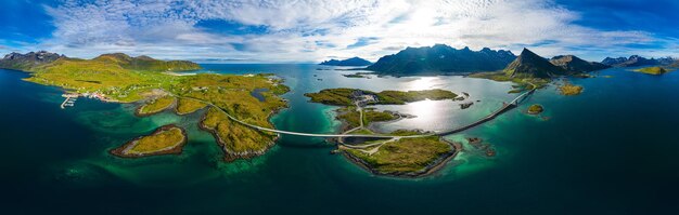 Fredvang Bridges Panorama As ilhas Lofoten são um arquipélago no condado de Nordland Noruega É conhecido por um cenário distinto com montanhas dramáticas e picos mar aberto e baías protegidas