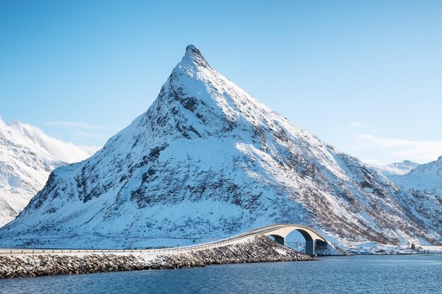 Fredvang-Brücke Lofoten-Inseln Norwegen Berge und Straße Landschaft in der Winterzeit Brücke Taube Ozean Norwegen Reisebild