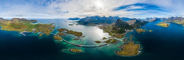 Fredvang-Brücken-Panorama. Lofoten ist ein Archipel in der Grafschaft Nordland, Norwegen. Ist bekannt für eine unverwechselbare Landschaft mit dramatischen Bergen und Gipfeln, offenem Meer und geschützten Buchten.