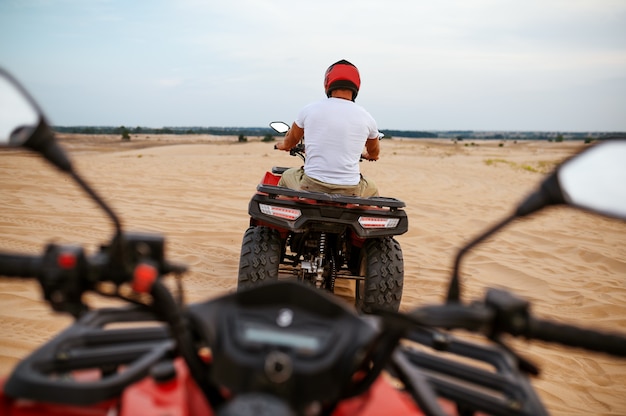 Freedom atv en las arenas del desierto, vista de ojos de corredor. Hombres en quads, carrera de arena, safari por las dunas en un día caluroso y soleado, aventura extrema 4x4, quads