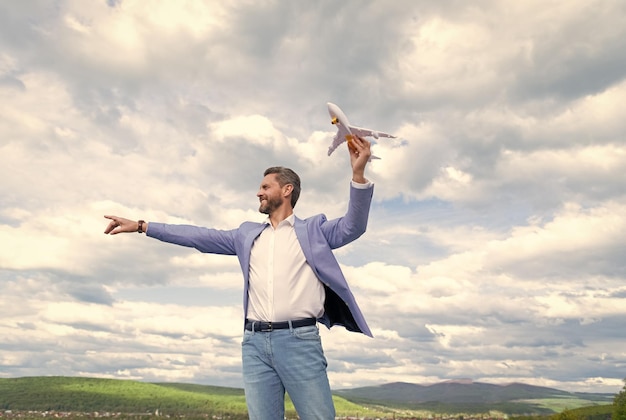 Freedom ceo maduro con avión en el fondo del cielo confía en un hombre de negocios