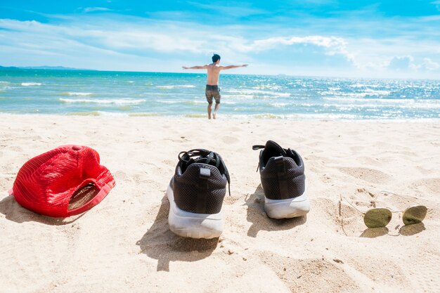 Freedom man corre hacia el mar, concepto de vacaciones de verano