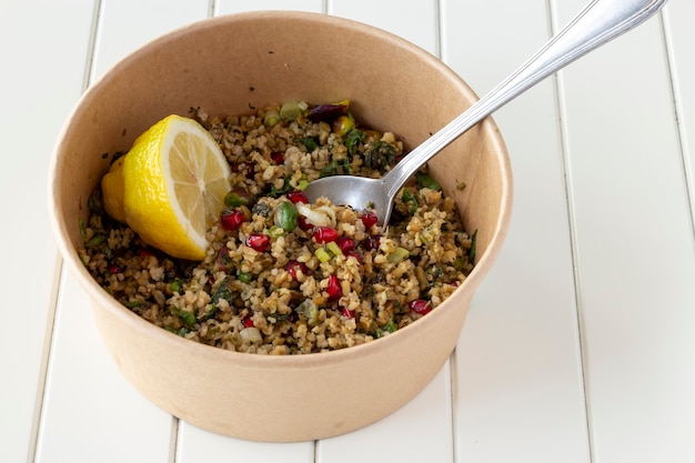 Freekeh, ensalada de semillas de granada y pistacho