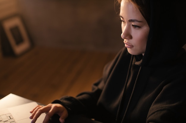 Foto freelance de chica asiática trabajando en una computadora portátil