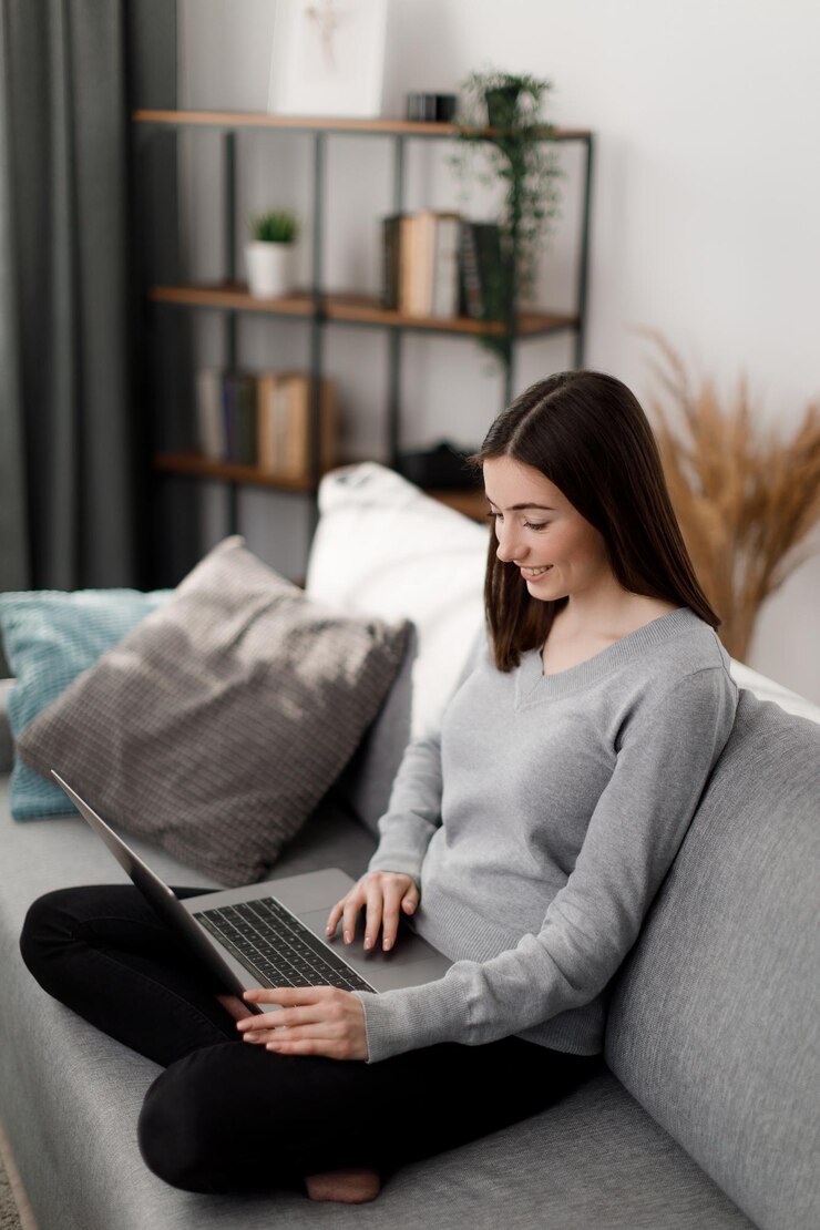Freelance con laptop en casa