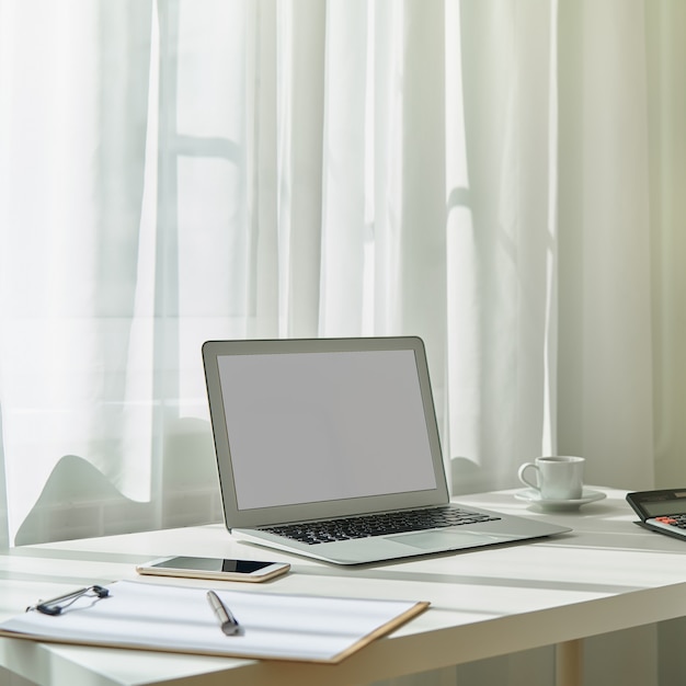 Freelance mesa oficina en casa computadora pantalla vacía teléfono celular café educación en línea a distancia